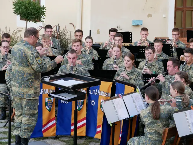 Unter der Leitung von Oberst Adolf Obendrauf präsentierten 64 Musiker ein abwechslungsreiches Programm. | Foto: M. Kopper & G. Kaindl