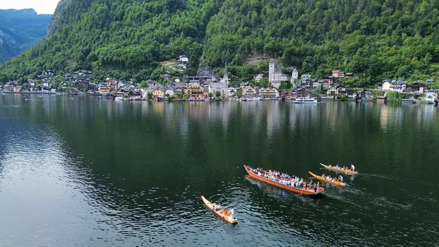 Mit Mutzen und Plätten geht es Hallstatt und der neuen Schule entgegen. | Foto: Vinzenz Kohnhauser