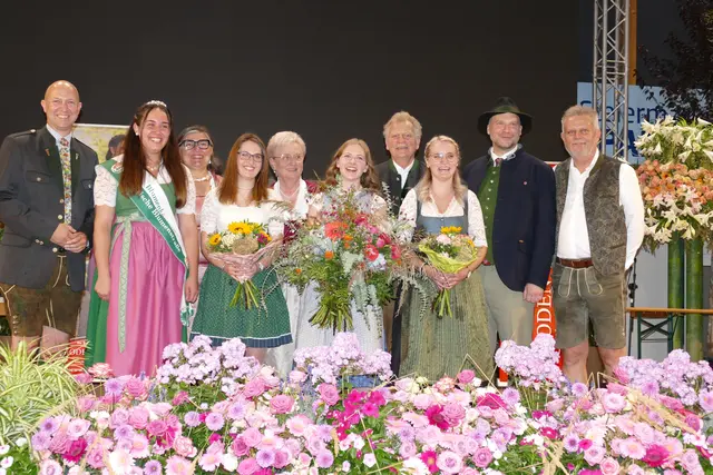 Die drei neuen Blumenhoheiten Prinzessin Tanja Kager, Blumenkönigin Sarah Milchrahm und Prinzessin Katharina Pessl mit den Jurymitgliedern | Foto: MeinBezirk/Franz Putz