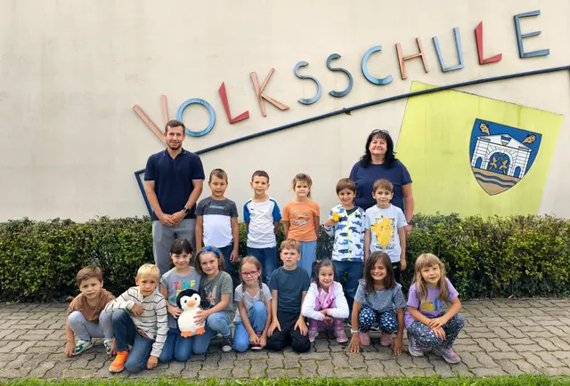 2025 Volksschule Judenau-Baumgarten, 1b mit Klassenlehrer Stefan Ebersberger und Direktorin Sigrid Sallfert. | Foto: Christian Nowotny