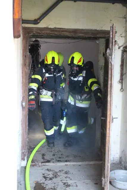 Unter schwerem Atemschutz wurden die verunglückten Kameraden gerettet. | Foto: HFM Patrick Marcher