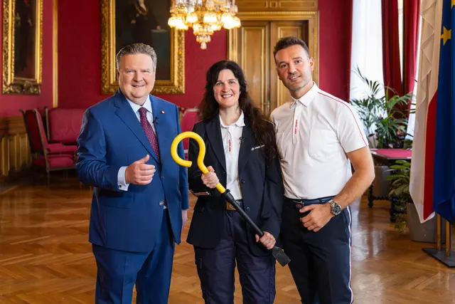 Bürgermeister Michael Ludwig (SPÖ, rechts) überreichte dem Team der Wiener Linien, (v.l.:) Elisabeth Urbanitsch und Florijan Isaku, symbolisch eine Weichenkrücke. Damit sollen die Weichen für die Öffi-Zukunft der Stadt gestellt werden. | Foto: Simon Wöhrer / Wiener Linien