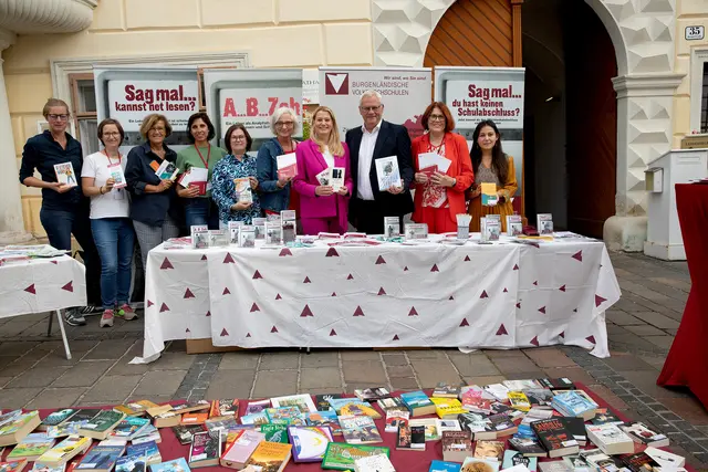 Bildungslandesrätin Daniela Winkler mit Bürgermeister, Landtagsabgeordneter Thomas Steiner, Geschäftsführerin Ursula Foki, Vorstand Christine Teuschler, Landtagsabgeordnete Margit Paul-Kienztl sowie weiteren Beteiligten an der BookCrossing-Aktion. | Foto: Landesmedienservice Burgenland/Daniel Fenz