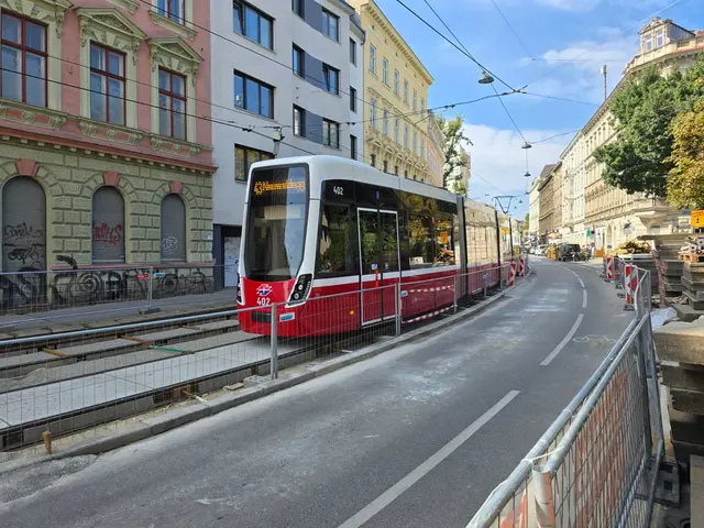 Auf der sanierten Strecke der Linie 43 fahren jetzt auch die Flexity-Garnituren. | Foto: Ipirotis/MeinBezirk