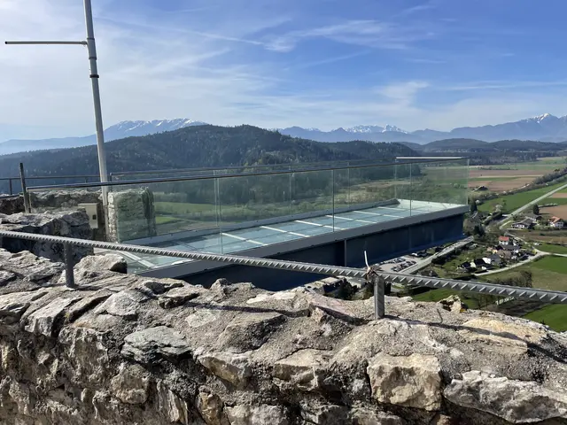 Über die Felswand hinaus ragt die Aussichtsplattform "Jauntalblick". | Foto: MeinBezirk.at