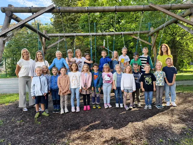 2025 Volksschule Sieghartskirchen, 1a mit Klassenlehrerinnen Susanne Husner, Patricia Breier und Direktorin Martha Hollergschwandtner. | Foto: Christian Nowotny