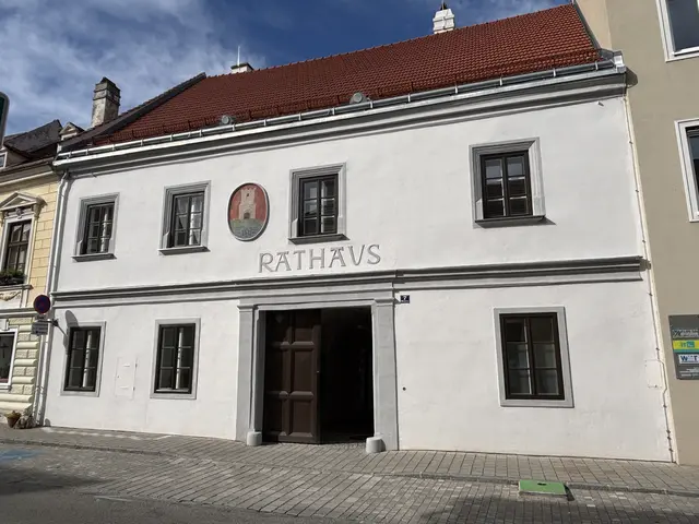 Das renovierte Rathaus von Traismauer erstrahlt nach Sanierung in neuem Glanz.  | Foto: Michaela Müller