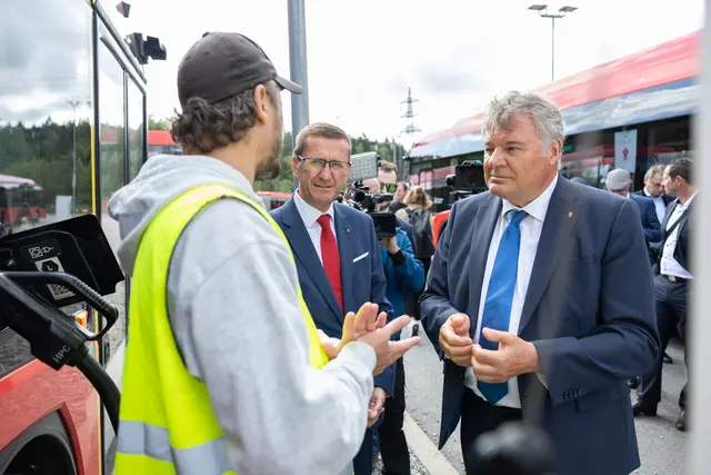 Achleitner und Steinkellner besuchten eine der „Ladezentralen“ der E-Bus-Flotte. | Foto: Land OÖ/Kauder