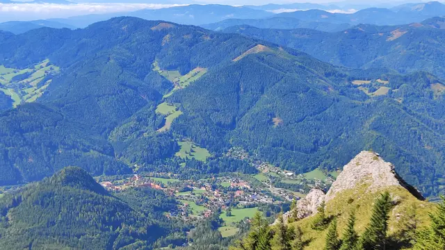 Neuberg mit dem Münster ist schön zu sehen, dahinter die Bergketten des Mürztals... | Foto: I.Wozonig
