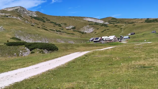 das erste Ziel ist erreicht - die Michlbauerhütte und der Windberg mit dem Gipfelkreuz... | Foto: I.Wozonig