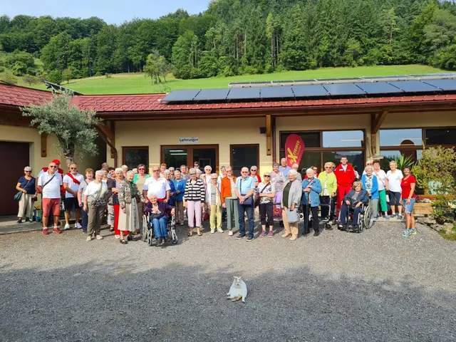 Die Reise begann früh am Morgen in Horn, als das 12-köpfige Team des Roten Kreuzes die 36 Klienten herzlich willkommen hieß. | Foto: Österreichisches Rotes Kreuz