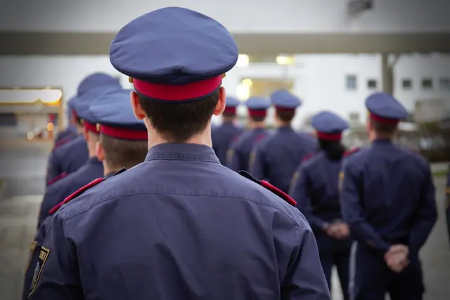 Die Regierung will den eigentlich fixen Gehaltsabschluss für Beamtinnen und Beamte im Jahr 2026 wegen der angespannten Budgetlage noch einmal verhandeln und lädt die Gewerkschaft zu neuen Gesprächen ein.  | Foto: LPD Stmk/Knapp