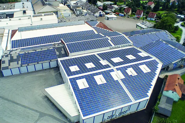 Die Nachhaltigkeitsbemühungen sieht man auch auf den Dächern des Unternehmens. | Foto: Stoelzle