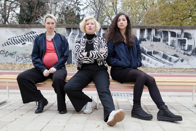 Auch wenn das Leben vieler Frauen noch so unterschiedlich wirken mag – führen sie doch alle eigentlich dieselbe Rebellion im Alltag. Das will ein Theaterensemble aufzeigen. | Foto: Sami Rezaei