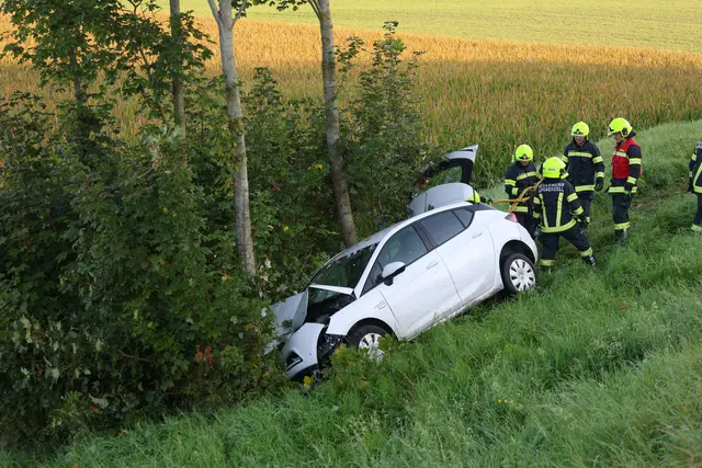 Ein weißer Opel kommt in Sipbachzell am Dienstagmorgen, 9. September, von der Straße ab und crasht in eine Baumgruppe - der Fahrer wird dabei verletzt. | Foto: laumat.at
