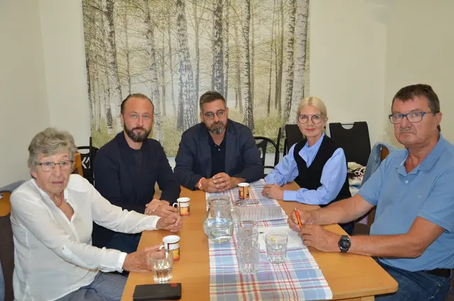 Grete Gruber, Max Lercher, Patrick Trabi, Gebriele Kolar und Ralf Oberdorfer besprechen das Problem der Bezahlkarte. | Foto: Oblak