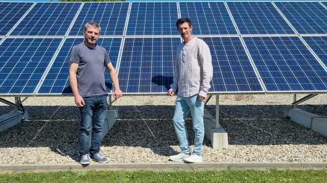 Landtagsabgeordneter Bürgermeister René Lobner und Stadtrat Mathias Bratengeyer (Gänserndorf) vor Photovoltaikanlage in Gänserndorf.

 | Foto: bz-gsdf@vpnoe
