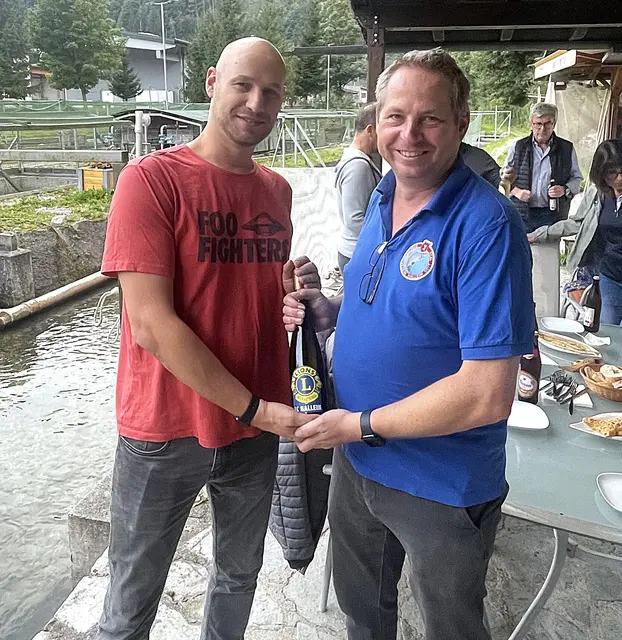 Christopher Habersatter (l.) bedankt sich bei Christian Watzal. | Foto: Peter Dioszeghy