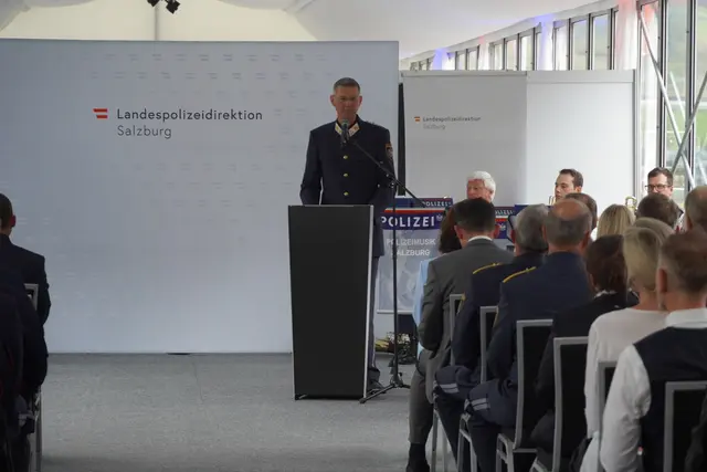 Hans Wolfgruber von der Polizei Salzburg führte durch die Angelobung. | Foto: Emanuel Hasenauer