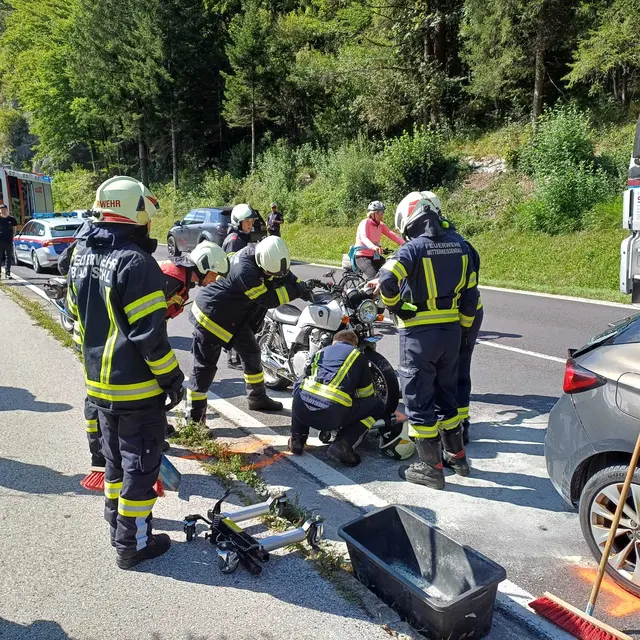 Nach Angaben der Einsatzkräfte dürfte der Motorradfahrer den Pkw übersehen haben und konnte eine Kollision nicht mehr vermeiden. | Foto: ff-badischl.at