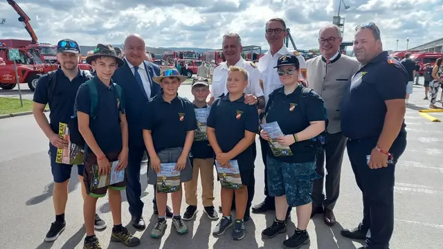 Die Florianis aus Rosenau im Gespräch mit Prominenten: Bundeskanzler Christian Stocker, Landesfeuerwehrkommandant Didi Fahrafellner und Landeshauptfrau-Stv. Stephan Pernkopf. | Foto: BFKDO