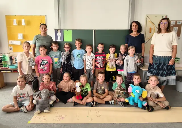 2025 Volksschule Königstetten, 1a  mit Klassenlehrerin Regina Floh, Direktorin Elfriede Beer und der zukünftigen Direktorin Sigrid Schauer. | Foto: Christian Nowotny