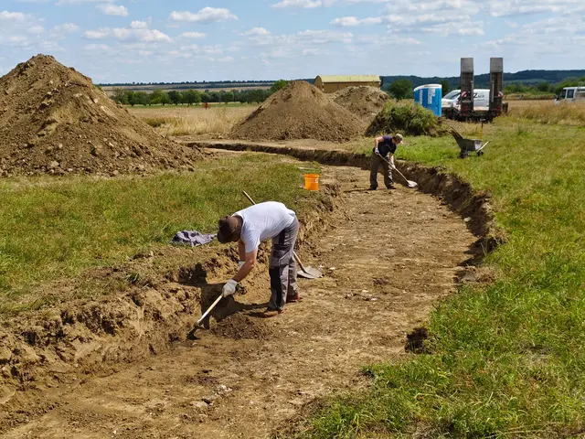 Astrid und Wilfried Tögel von der Archäologie Burgenland beim händischen Überputzen der Grabungsfläche.
| Foto: Archäologie Burgenland/Nikolaus Franz