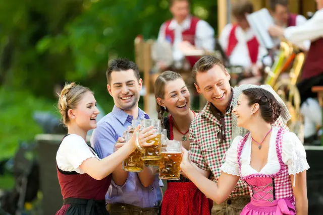 Im 22. Bezirk warten gleich zwei Oktoberfeste mit Musik und Schmankerln. | Foto: Smarterpix/Kzenon