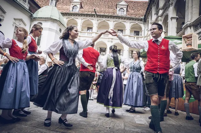 Auch auf den weiteren Bühnen und Tanzböden sind Musikvereine und Gruppen aus der Region Schladming-Dachstein dabei.  | Foto: Ulrike Rauch