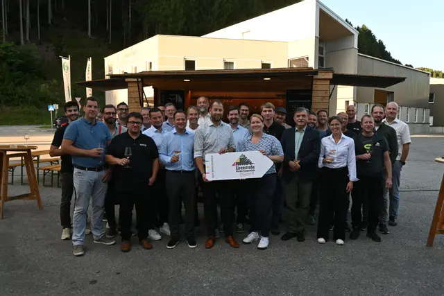 Die Teilnehmer:innen des Metaller-Stammtisches bei Edelsegger Metals und Fuchs Metalltechnik freuen sich über einen Abend mit spannenden Einblicken und wertvollem Austausch. | Foto: eisenstraße.info