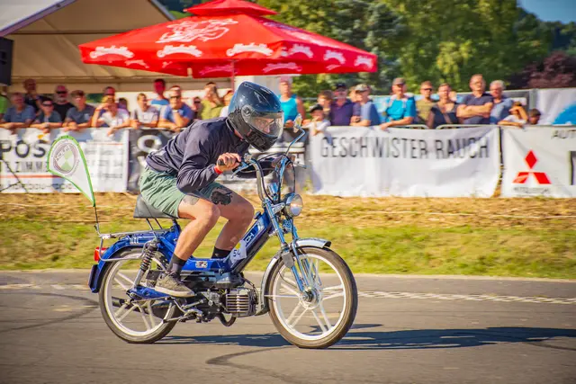 Auf der Ertl-Rennstrecke und mit Benzin im Blut lieferten sich die Puch-Maxi-Enthusiasten einen "Fight2. | Foto: Michael Wagner