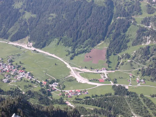 Ein Blick auf die Baustelle, kurz vor der Fertigstellung der Straße. | Foto: Gem. Nesselwängle