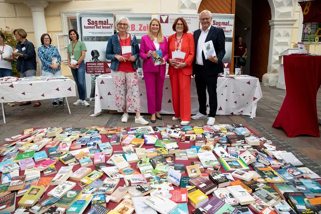 Bildungslandesrätin Daniela Winkler mit Bürgermeister, Landtagsabgeordneter Thomas Steiner, Geschäftsführerin Ursula Foki, Vorstand Christine Teuschler, Landtagsabgeordnete Margit Paul-Kienztl sowie weiteren Beteiligten an der BookCrossing-Aktion. | Foto: Landesmedienservice Burgenland/Daniel Fenz