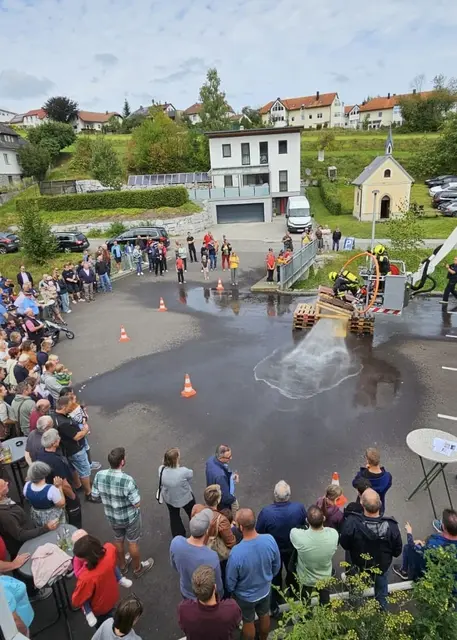 Zahlreiche Besucher interessierten sich für das neue Löschsystem. | Foto: FF Zwettl