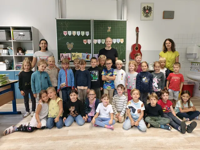 2025 Volksschule Sieghartskirchen, 1c mit Schulassistentin Milica Kostic, Klassenlehrerin Elisabeth Koch und Direktorin Martha Hollergschwandtner. | Foto: Christian Nowotny
