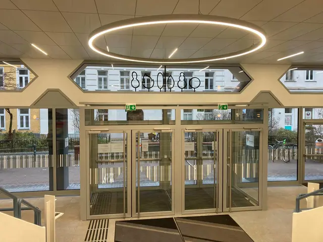 Die Polizei habe Klasse für Klasse abgesucht, heißt es. Auch ein Messer konnte in der Nähe des Opfers sichergestellt werden. Ein zweites wurde außerhalb des Gebäudes gefunden. (Archiv) | Foto: Árpád Krämer