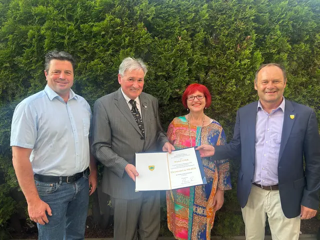 Rudolf "Rudi" Ster erhielt die silberne Ehrennadel der Stadtgemeinde Fischamend. | Foto: Stadtgemeinde Fischamend