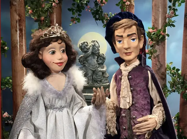 Kasperl versucht, der Prinzessin Rosalinde die Hochzeitsringe zu bringen. | Foto: Kasperl &amp; Co