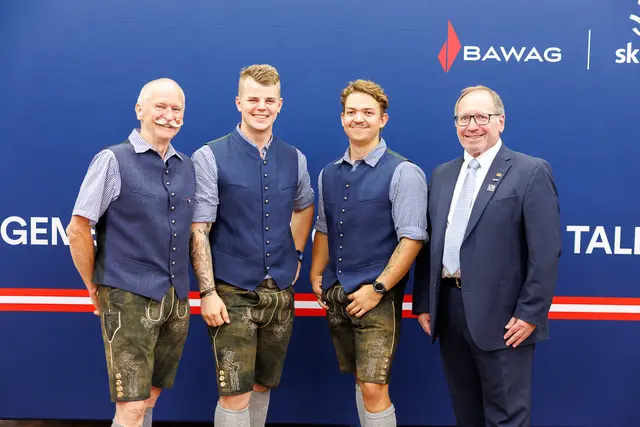 Experte Schweissen Gustav Klammer neben Daniel Schinagl. Daneben der Teilnehner für Land- und Baumaschinentechnik Marvin Gassner und Bundesinnungsmeister Metalltechnik Harald Schinnerl. | Foto: SkillsAustria