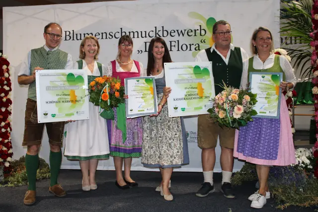Kürzlich durfte die Hauser Delegation bei der verständlicherweise sehr emotionalen Preisverleihung die Auszeichnungen entgegennehmen.  | Foto: Marktgemeinde Haus.