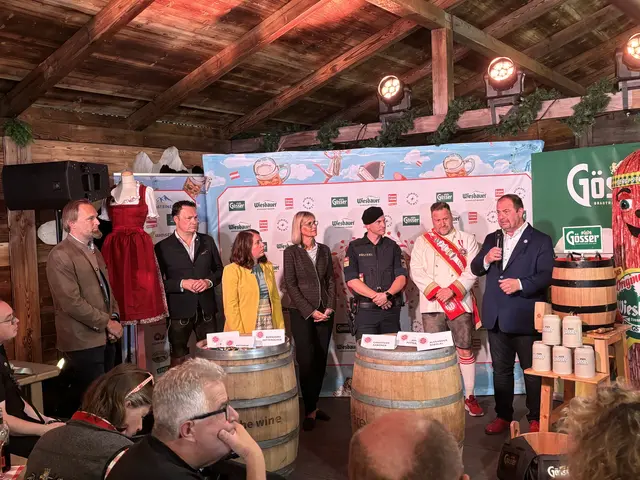 Das Programm der Wiener Kaiser Wiesn wurde offiziell präsentiert. Mit dabei etwa Leopoldstadt-Bezirksvorsteher Alexander Nikolai (SPÖ, r.) und Geschäftsführer Johann Pittermann (neben Nikolai). | Foto: Kevin Gleichweit/MeinBezirk