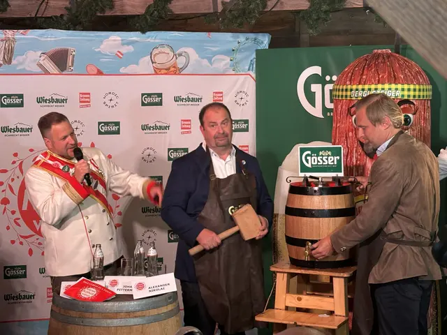 Bezirksvorsteher Nikolai durfte auch das erste Bierfass anstechen. | Foto: Kevin Gleichweit/MeinBezirk