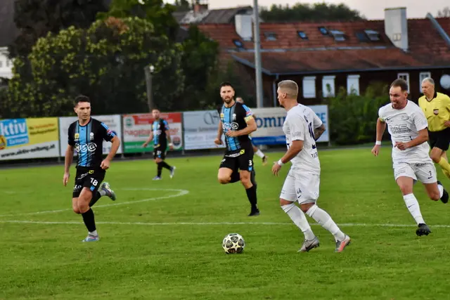 Stefan Schmuck (r.) setzt zum Sololauf an und ebnet den Weg für St. Martins 2:0. | Foto: MeinBezirk/Simon Michl