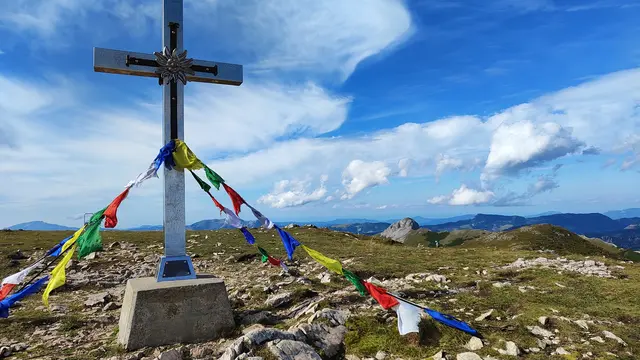 Berg Heil beim Gipfelkreuz auf 1904 m | Foto: I.Wozonig