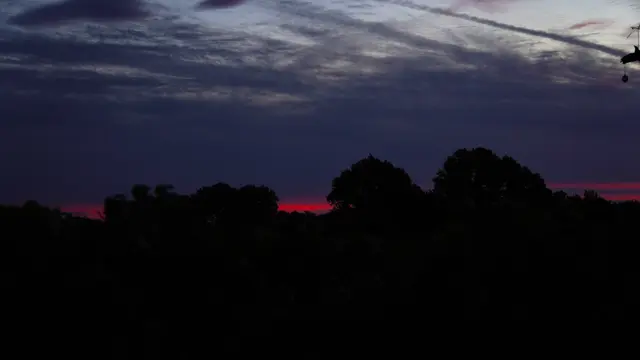 07.09.2025 Um 19:24 entstand dieses Foto beim Sonnenuntergang. Die Wolken am Himmel gefallen uns nicht.