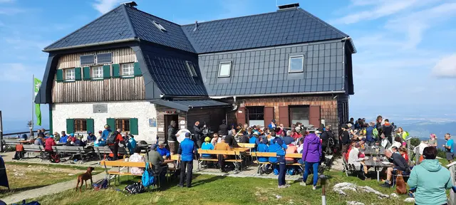 Das Hochleckenhaus ist bis zum 26. Oktober durchgehend geöffnet. Bewirtschaftet wird es von Eva und Martin Gruber.  | Foto: Alpenverein Vöcklabruck