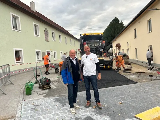Bürgermeister Franz Karlhuber (li.) auf der Baustelle der Begegnungszone. | Foto: Gemeinde Wartberg