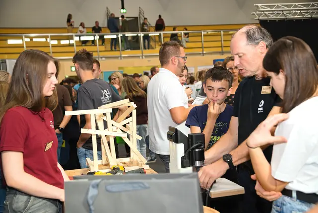 Der Karrieretag Rohrbach – eine Berufs- und Ausbildungsmesse – ermöglicht direkte Gespräche mit potenziellen Arbeitgebern. | Foto: Alfred Hofer