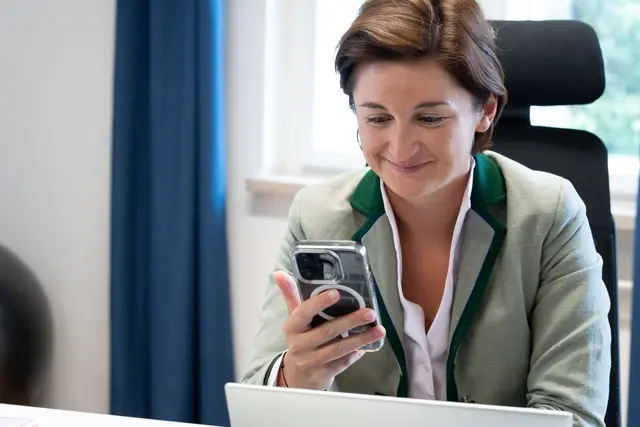 Landeshaumann-Stellvertreterin Marlene Svazek mit der Online-Broschüre | Foto: Land Salzburg/Büro Svazek