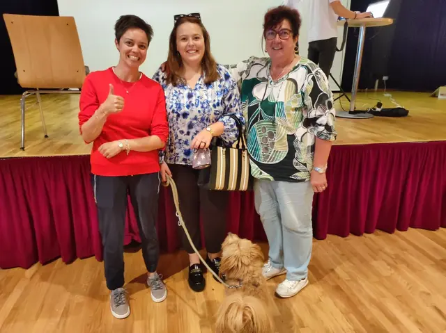 Auch die drei Darstellerinnen der Heimatbühne Kirchdorf – Katharina Steger, Hannah Oberhauser (mit ihrem Hund Aiko) und Sigi Baumann waren beim offenen Casting dabei.  | Foto: Sigi Baumann